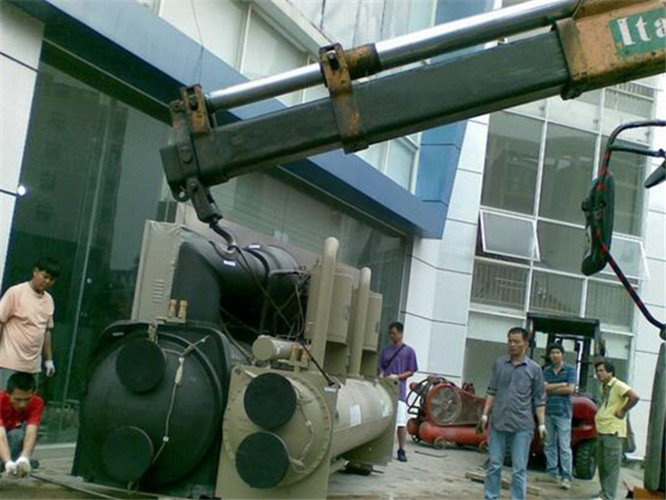 宜城市随车吊和汽车吊的核心区别是什么？哪种更省钱？