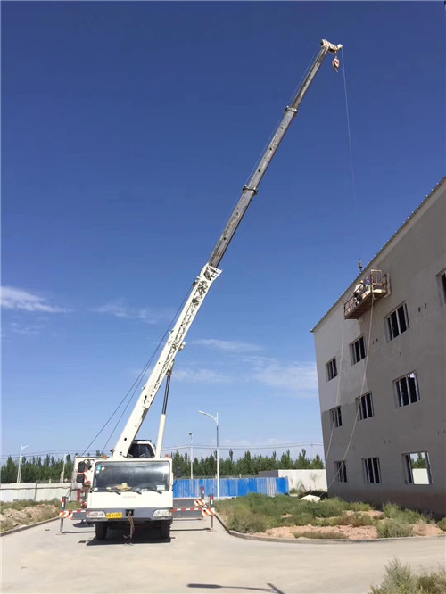 宜城市“轻装强干”—— 吊车的 “轻量化臂架” 技术